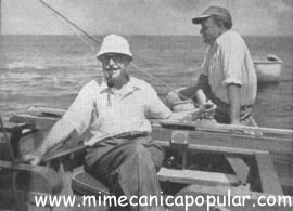 El Doctor Herman y su hijo haciéndose a la mar en la singular balandra, que tiene comodidades de travesía para dos personas