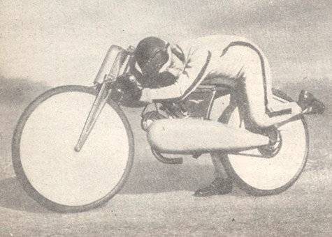 El conductor de esta motocicleta se acuesta