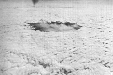 Los científicos hicieron este agujero de 5 kilómetros de ancho en una capa de nubes, impregnándola de hielo seco. Hasta ahora, no se sabe si este método puede producir o impedir lluvias