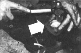 Con un martillo se introduce el tapón (flecha) dentro del múltiple de admisión para obstaculizar el flujo de la mezcla de aire de combustible