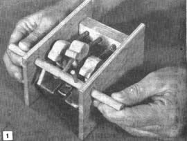 Al armar la caja de música se gradúa el largo de los impulsores para que funcionen bien los martillos