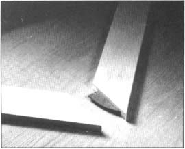 3. Arme el bastidor del tablero de la mesa con lengüetas de tabla de fibra de 0.32 cm (1/8"). Córtelas de modo que correspondan con el radio de la cuchilla usada para cortar las ranuras