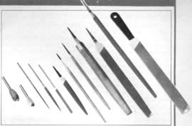 Diferentes tipos de lima (izquierda a derecha: rotatoria y quitarebabas, tres limas de agujas, lima de cerrajero, redonda, triangular, de medio bocel, fresadora, cuadrada y lima de combinación de corte sencillo y corte doble.