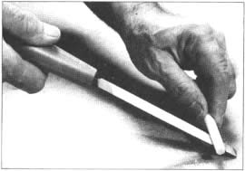 Debe aplicar una capa delgada de tiza a una lima para reducir la obstruccl6n de sus dientes y de esa manera facilitar su limpieza cuando se encuentre terminado el trabajo, tal como puede observarse en la foto de arriba