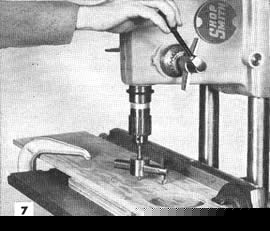 R-Se cortan agujeros grandes con la fresa perfilada simple que se muestra. Esta se ajusta a cualquier diámetro dentro del límite del brazo de extensión. Como medida de seguridad, el trabajo siempre debe asegurarse firmemente a la mesa del taladro.