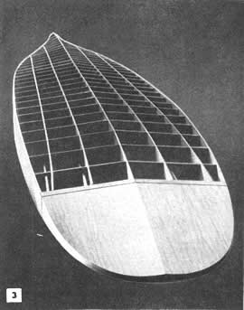 Fig. 3 - Esta vista inferior del casco parcialmente montado muestra la proa, el bloque de popa y los costados