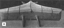 Fig. 4 - Vistas superior e inferior del mazo de cuadernas, con las abrazaderas. Note las tablillas e madera en las ranuras de la quilla.
