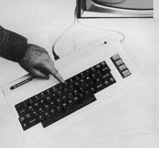 En el teclado de la VIC 20 (abajo) se usan teclas de doble y hasta triple propósito. La parte superior de las teclas lleva números y letras semejantes a los de las máquinas de escribir. Los frentes de las teclas llevan gráficos especiales y rótulos relacionados con otras funciones de control