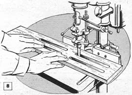 R-Existen tambores desde 1/4" de diámetro, y los más pequeños son adecuados para ranuras y calados hasta de 1/8" de radio. Cuando se lija con tambores pequeños o varillas abrasivas, es mejor usar un taladro. En este caso no se requiere mesa auxiliar, pues ambos pueden pasar por el hueco de la mesa corriente