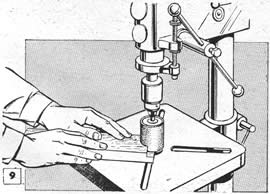 R-Primero, fije el manguito del papel de lija de modo que el extremo se proyecte, más o menos, 1/32". Después de sujetarlo en el taladro, se baja el husillo hasta que el borde del manguito toque la cara inferior del rebajo. Ejerza una presión ligera para no rayar el hombro. Es mejor usar abrasivo fino