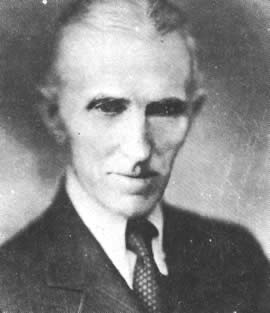 Nikola Tesla, uno de los precursores de la electrónica, descubrió cómo aprovechar la corriente alterna y formuló gran parte de la teoría de la radio