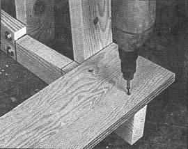 4 Atornillado los verticales del anaquel a las secciones principales, fije la base del anaquel y las tiras de soporte de atrás con tornillos No. 8 de 1-1/2”