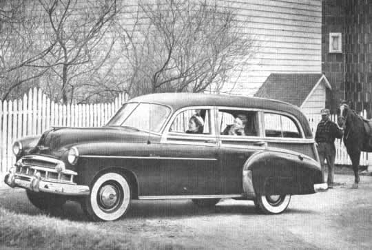 Hay camionetas Chevrolet 1949 con carrocería de madera o toda de acero. Arriba El modelo hecho de madera