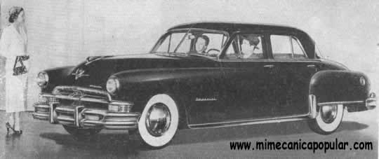 En sedán Imperial Chrysler de 1951 presenta una carrocería más baja y mejor visibilidad posterior.