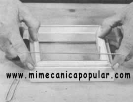 3. Se usan dos bandas de caucho gruesas para sujetar las piezas de la caja al vacío, después de encoladas éstas entre sí