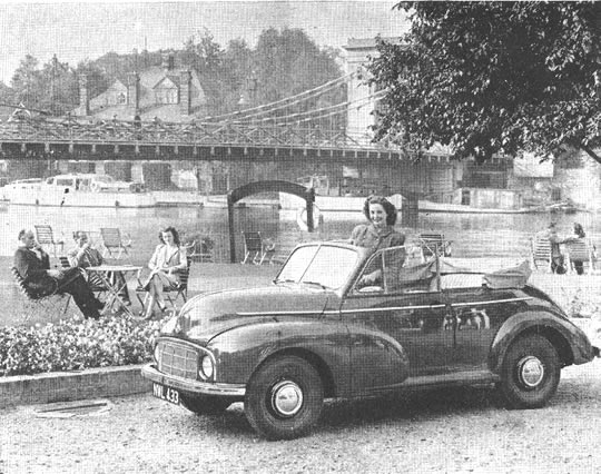 Este convertible Morris Minor de 4 cilindros lleva 4 pasajeros y viaja 16 Kms con un litro de gasolina