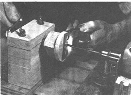 El cojin del taladro sostiene contra la broca a la placa de acero, en tanto se hace girar el tornillo de la contrapunta; véalo aquí