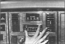 El sistema de autodiagnóstico de los Cadillac se activa mediante controles del acondicionamiento de aire. Las claves correspondientes a las fallas se pueden observar en una pantalla