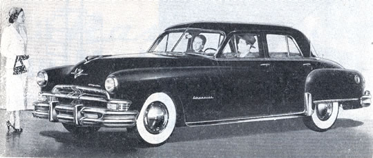 El sedán Imperial Chrysler de 1951 presenta una carrocería más baja y mejor visibilidad posterior.