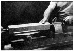 Con la contrapunta correctamente asegurada, haga girar el manubrio para que de esta madera avance el pisón de la contrapunta, con objeto de que introduzca la punta de taza en el trabajo