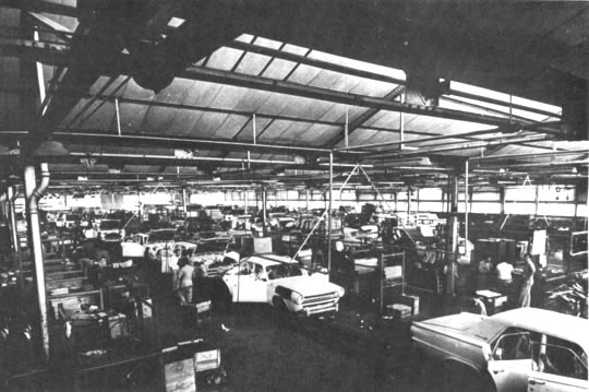 ASPECTO GENERAL de la sección final de montaje. La foto muestra coches de pasajeros Valiant recibiendo el último repaso a fin de que no les falte nada. Una operación igual se lleva a cabo con los camiones y pickups que se producen en las plantas Chrysler de San Justo. Es una industria creciente