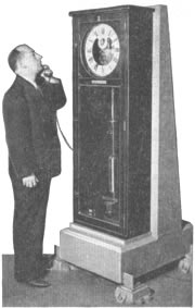 aunque muy pocas veces varía más de un segundo en 24 horas, el reloj maestro de la Western Union se verifica regularmente con el Observatorio Naval. Aquí el operador recibe la hora por teléfono