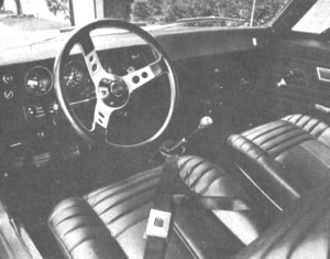 Vista interior del Chevy "SS Coupe", similar a la del Super Sport y en la cual se destacan los asientos individuales reclinables y una palanca al piso, que comanda la caja de velocidades de cuatro marchas sincronizadas y un instrumental completo