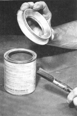 Un invento reciente es un capuchón para latas de pintura que conserva limpios los canales de cierre