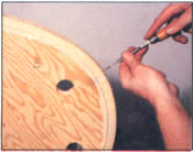 6- Luego que se enfríen las rodas, substituya las abrazaderas por tornillos. Los tornillos de latón causan menos daños a las herramientas de corte, si éstas los golpeasen accidentalmente.