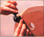 8- Bisele las rodas con un bastrén a la vez que sigue comprobando de perfilado. Detenga el biselado en un punto cercano a las dos terceras partes de la distancia hacia arriba.