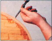 16- Una vez que doble la roda exterior falsa sobre un molde separado, asegúrela usando un compuesto epóxico y tornillos. Después que se seque el compuesto epóxico, quite los tornillos.
