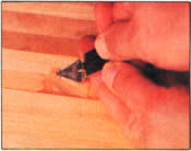 17- Use un abridor de latas común con la punta bien afilada para extraer las grapas del  casco. Luego tape los agujeros dejados por las grapas y los espacios vacíos con relleno de madera.