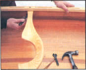 28- Un yugo tallado facilita transportar la canoa sobre los hombros. Asegure el yugo a la pieza interior de la borda en el centro de la canoa, usando pernos, arandelas y tuercas de bronce.