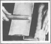 Después de escardar bien la lana, use un escardador para envolver ésta, con el objeto de formar un rollo listo para ser hilado. Vea foto
