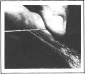 Los ganchos microscópicos naturales en las hebras de la lana se enroscan alrededor del trozo de guía, para que el hilo no se deshilache