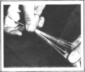 Emplee el pulgar y el índice de su mano derecha para controlar la acción de envolvimiento; luego con la mano Izquierda extienda la lana para así poderla envolver de manera uniforme