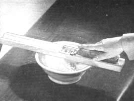 NOVEDADES Para el Hogar - Marzo 1951 - CORTADOR DE MAIZ (arriba} que corta los granos de maíz tierno cuando la mazorca se hace pasar por la canal, sobre la cuchilla curva. Esta puede ser ajustada para cortar el grano a la altura deseada