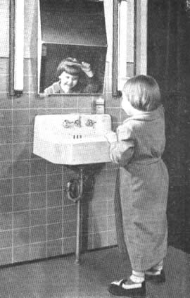 NOVEDADES Para el Hogar - Marzo 1951 - ESTE ESPEJO "INCLINADO" (derecha) sirve para niños y adultos. En la parte de abajo, los niños pueden verse con facilidad. Los adultos utilizan la parte superior