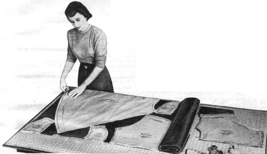 NOVEDADES Para el Hogar - Marzo 1951 - MESA PARA CORTAR (abajo) que sirve de gran ayuda a las costureras aficionadas. Su superficie tiene varias hileras de puntos que sirven para alinear la tela. Esta y los patrones pueden fijarse a la mesa con alfileres