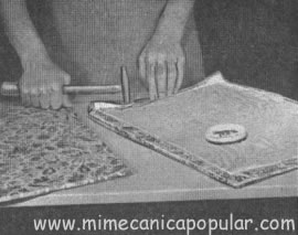 Los paneles exteriores se cubren con tela, cuyos bordes se doblan y clavan en la parte trasera de la madera contrachapada