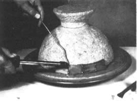 Las piezas de vidrio, enmarcadas todas con lámina fina de cobre, se sueldan las unas a las otras hasta terminar una hilera completa