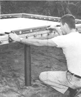 La armaz&oacute;n se soporte del trampol&iacute;n debe estar nivelada. Comprueba esto con un nivel al colocarse los postes y al terminarse la armadura del trampol&iacute;n