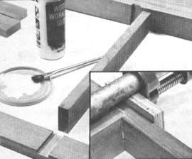 Para producir una junta encolada fuerte entre dos piezas de madera, las superficies coincidentes deben estar limpias y ajustarse de manera exacta entre si. Siempre efectúe una prueba de ajuste de las piezas antes de aplicar la cola. Use suficiente cola para apenas cubrir la superficie de la junta. Debe escurrirse poca cola (Inserto). Como la veta del extremo absorbe la cola por acción capilar, aplique una segunda capa