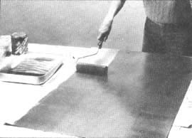 Use un rodillo para aplicar adhesivos de contacto a las láminas de plástico. Aplique usted una capa delgada y uniforme en pasadas traslapadas, y luego extienda perfectamente la cola