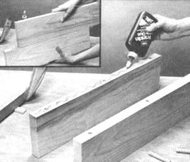 Esta cola de cuero y muchas otras para trabajos de madera vienen en grascos de plástico con espitas. Se aplica un cordón de cola en zigzag y se frotan las piezas entre sí para esparcir la cola