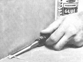 5 Para quitar el exceso de cola de una pieza que proyecta pintar, quite la cola excedente con un trapo. No haga esto en madera a la cual se le aplicará un acabado transparente. La presión que se ejerce al limpiar introducirá parte de la cola húmeda en los poros de la madera, Impidiendo que penetre el tinte o el acabado. Permita que la cola se seque parcialmente hasta que deje de escurrirse. Luego quítela con un escoplo. Esto dejará una superficie muy limpia