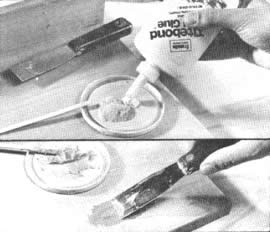 6 El polvo que deja la madera al cortarla y que se mezcla con cola produce un relleno ideal para tapar las melladuras en esa madera. Después de mezclar las dos (foto sup.), introduzca la mezcla en la melladura con una espátula (foto Inf.). La mezcla no debe ser muy húmeda si es madera dura, ya que obscurecería el remiendo. El polvo de la lijadora da magníficos resultados