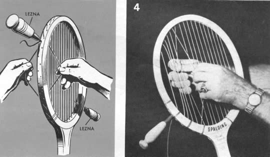 Después de trenzar las cuerdas principales, el siguiente paso es estirarlas. Comience por el centro y prosiga en ambos lados, tirando de las cuerdas alternadamente para estirarlas. Se usa una lezna en los agujeros para mantener las cuerdas estiradas después de someterlas a tensión