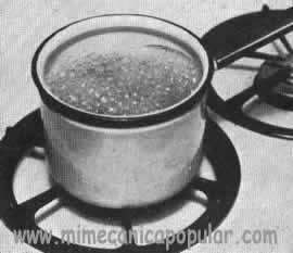 1. La galvanización comienza con la limpieza de la pieza. La pintura o el aluminio viejo se quitan a fuego, y la grasa y el aceite se eliminan hirviendo el objeto en una solución de carbonato de sodio