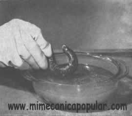 2. La limpieza se termina con un baño de ácido. Deje las piezas en él hasta que el metal adquiera un tono gris uniforme: señal de que está perfectamente limpio